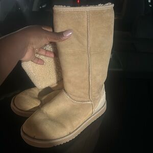 UGG - Junior Classic Tall size 5 US